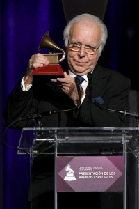 Carlos do Carmo com o seu Latin Grammy