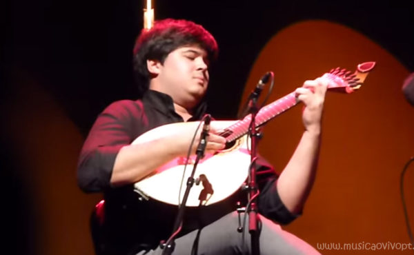 Angelo Freire brilha na guitarra portuguesa