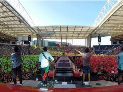 Os DAMA ao vivo no concerto dos One Direction