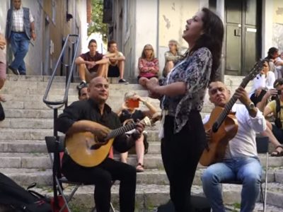 Sara Correia, fadista canta ao vivo nas ruas de Alfama