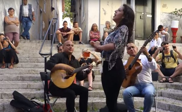 Sara Correia, fadista canta ao vivo nas ruas de Alfama